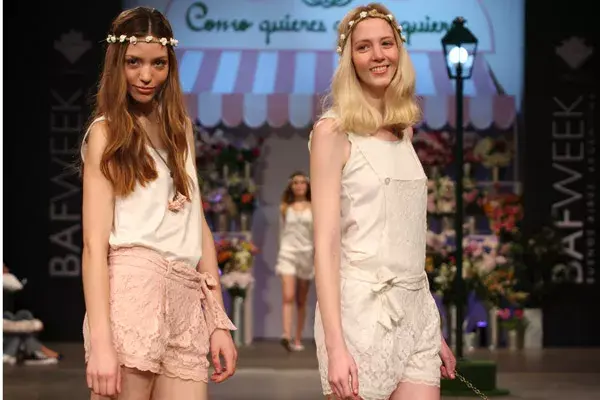 Una línea románticas muy femenina, de géneros más sofisticados como el guipure, el broderie y el satén