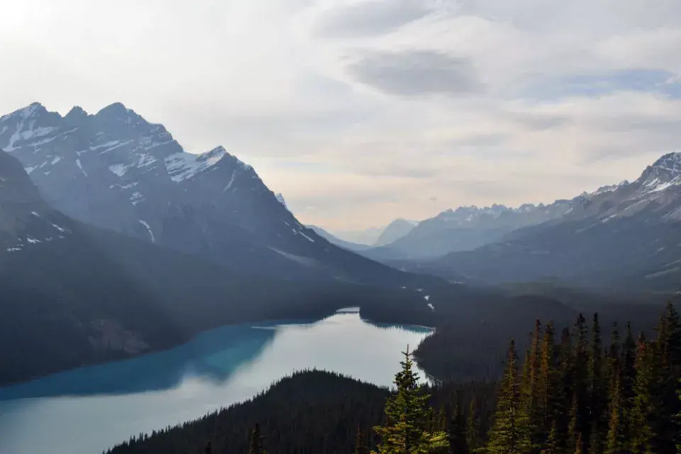 Fotografías con paisajes de montañas pacíficas son una gran opción