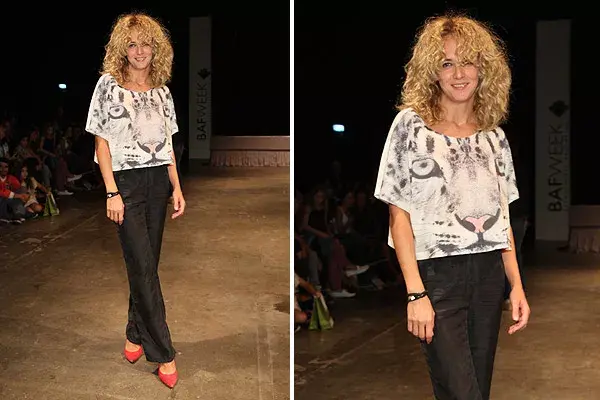 Leonora Balcarce, con pantalón de tiro alto, remera con estampa de tigre y zapatos colorados, posó para los flashes en la pasarela de Trosman