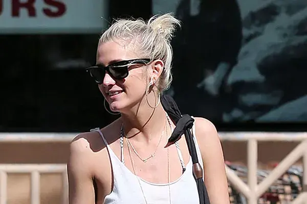 Todo el pelo hacia atrás y rodete para Ashlee Simpson