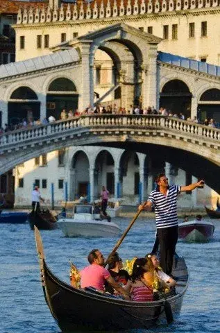 Las góndolas y el puente Rialto, el más famoso de Venecia, en el Gran Canal