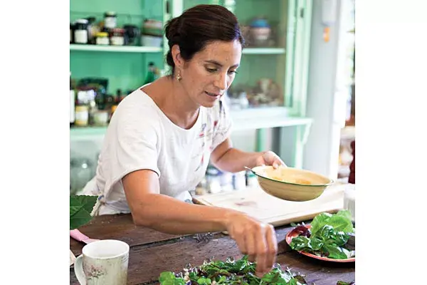 En plena clase, juli descubrió que se había quedado corta con la rúcula y salió a buscar ´hojas verdes lindas´ a la huerta de su patio. ¿Qué sumó? Lechugas baby, albahaca y hojas de remolacha, que nos hizo probar