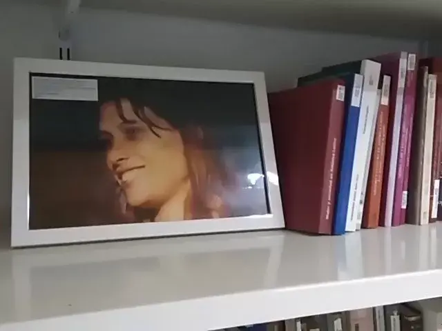 El retrato de Effy Beth ocupa un lugar especial en la biblioteca. Como tuve el honor de conocerla, de ser inspirada por su humanidad, me emocionó verla allí.