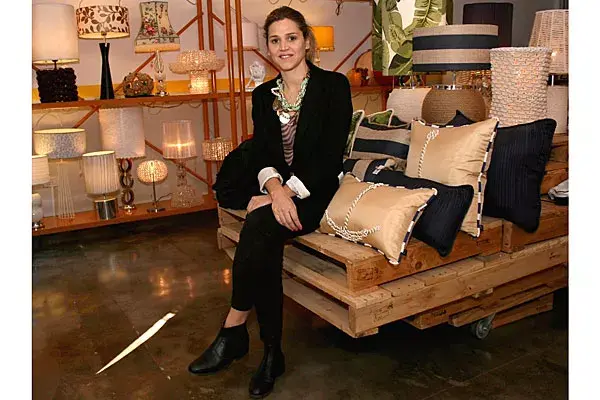 Vestida de negro y con remera estampada, María Freytes buscó objetos de decoración en Lasdimarío