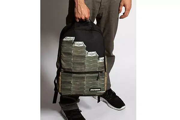 ¿Caminarías por la calle con esta mochila que simula cargar muchos billetes?