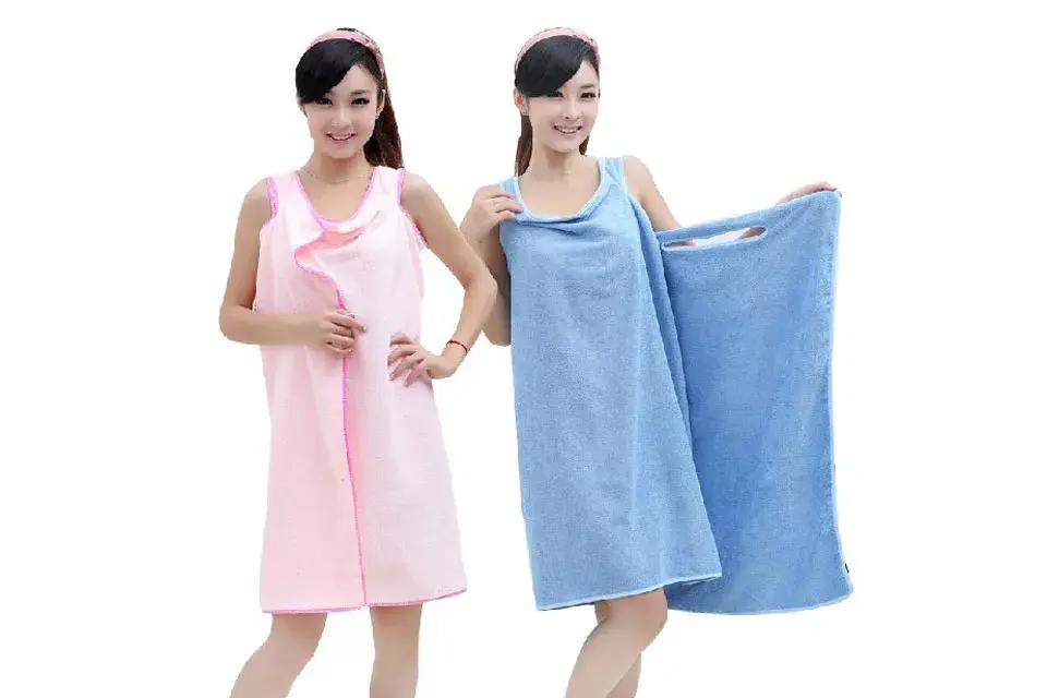 Una opción para las que no quieren llevar muchas cosas a la playa: un vestido que se transforma en toalla o viceversa; ¿La usarías?