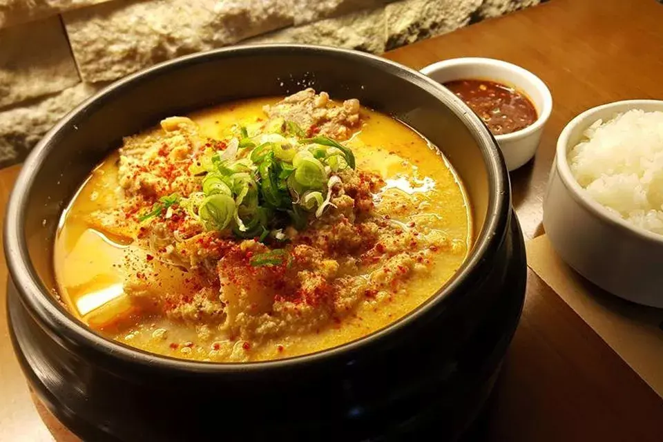 Ubicado en el Koreatown de Flores, este restaurante lleva su nombre a nuestro a partir de una película argentina: Una canción coreana
