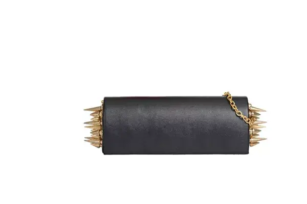 Nos encanta esta mini cartera con detalles rockeros. Cuesta $479 en Prune