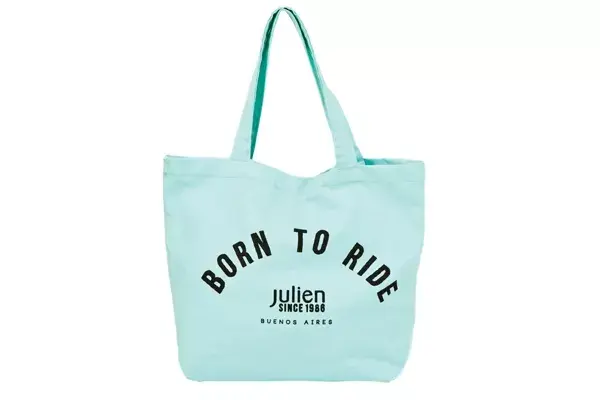 Nos encanta el color de este bolso de tela con estampa (Julien, $94)