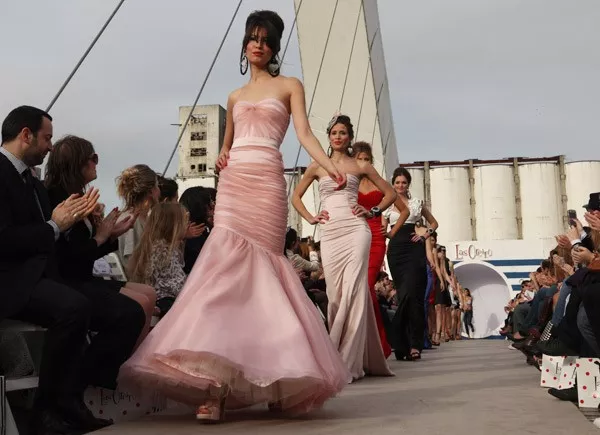 Con un desfile en el Puente de la Mujer, las hermanas Natalia y Adriana Oreiro presentaron prendas de impronta marinera y romántica