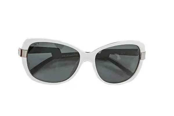 Para un look setentoso, con marco blanco (Muaa, $650)