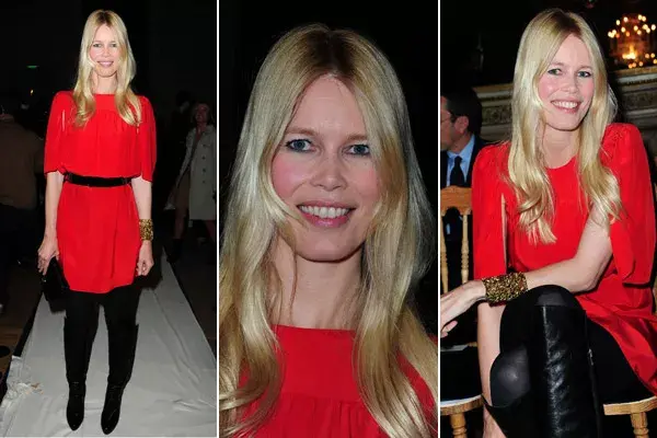 En un desfile de Yves Saint Laurent, con un vestido de rojo impactante