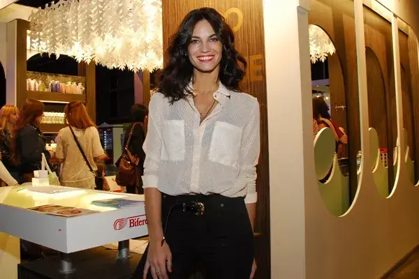 Flor Fabiano tampoco quiso perderse los peinados de la Retro Boutique. ¿Qué te parece su look con ondas?