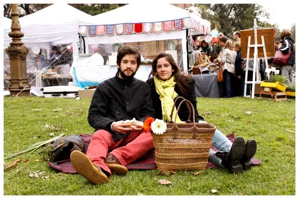 Una pareja disfrutando del picnic de la semana francesa