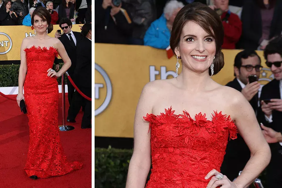 Hacía mucho que Tina Fey no se veía bien en la alfombra roja, siempre suele ser un desastre para elegir su vestuario. Sin embargo, el strapless de encaje colorado de Oscar de la Renta le quedaba pintado