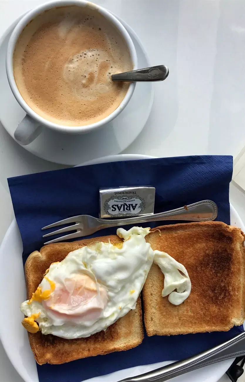 Un buen desayuno a mitad del día te vuelve a llenar de energía.