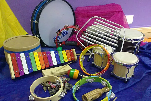 Algunos de los instrumentos que se usan en los talleres de Huellas Musicales