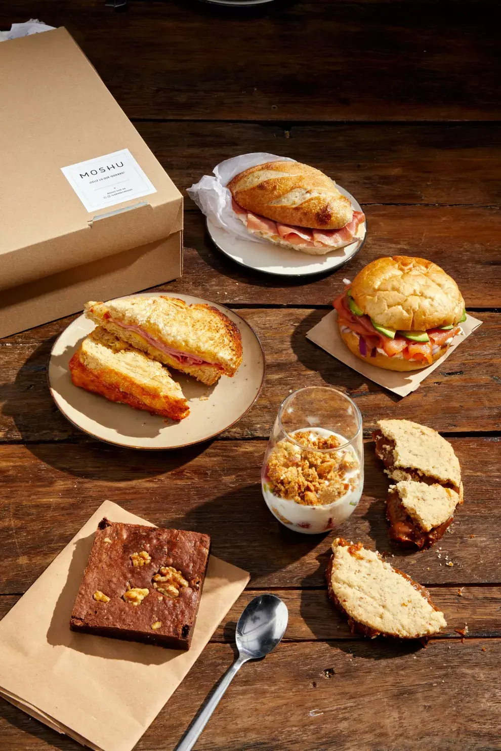 La caja dulce de Moshu llega con flores de regalo.