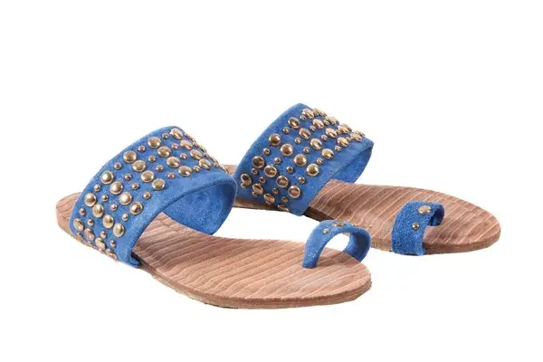 SANDALIAS CON apliques
(THE BAG BELT, $974).