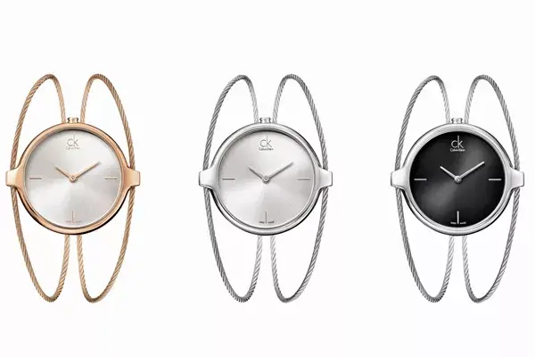 Relojes con doble pulsera en tres tonos (Calvin Klein, $2895)