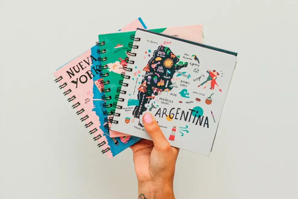 Bitácoras. Qué lindo poder escribir los recuerdos de tus últimos viajes, pegar todas las entradas, tickets de tren y minirrecuerdos que te fuiste guardando. Nada mejor que coleccionar cuadernos de viaje. 