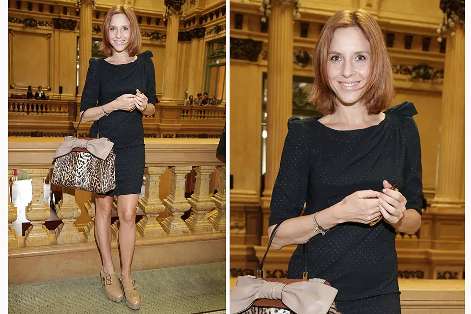 Toda una lady: Carla Peterson (con nuevo color de pelo!!) combinó un vestido negro con cartera de leopardo y moño y zapatos color camel para el desfile de Pablo Ramírez en el Teatro Colón