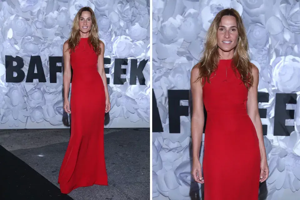 Lara Bernasconi eligió un vestido rojo y largo. Una elección bien simple y correcta. A veces, menos es más