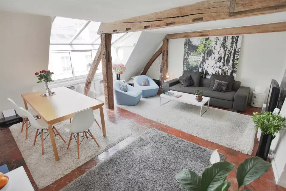 Opción 2: un departamento muy glamoroso en París, lleno de detalles cálidos y lujosos