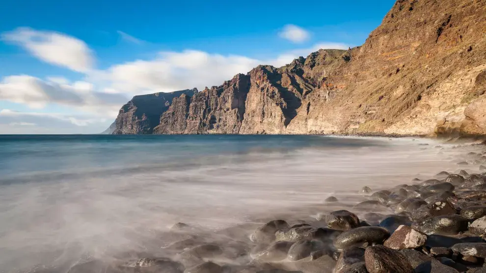 La playa de Los Gigantes rodeada de acantilados que superan los 300 metros