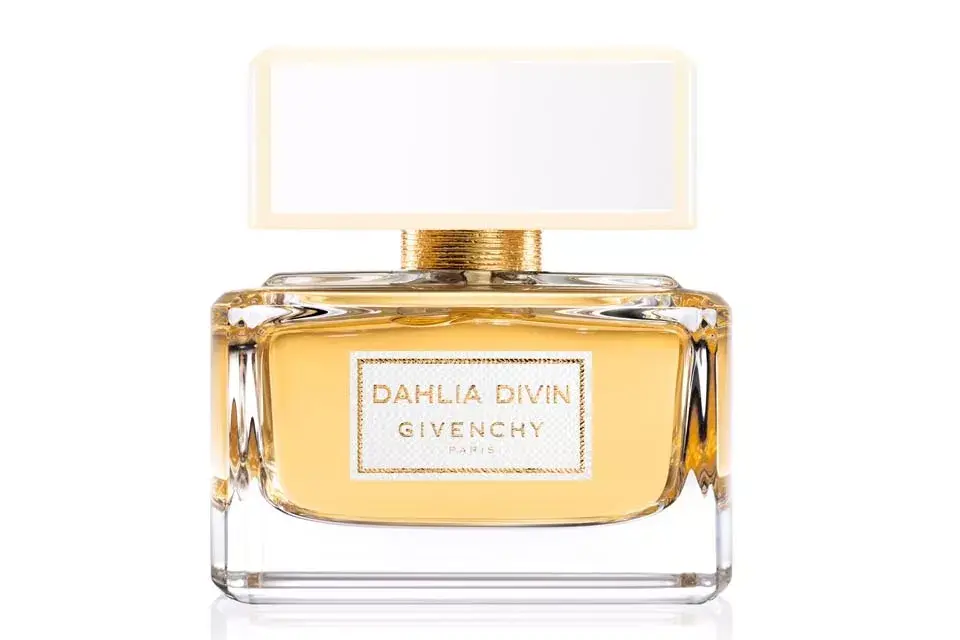Dahlia Divin, Eau de Parfum. Creado para las diosas modernas para llevar sobre la piel desnuda.  Tiene ciruela, flores blancas, sándalo y pachulí. $1.130 x 50 ml, Givenchy.