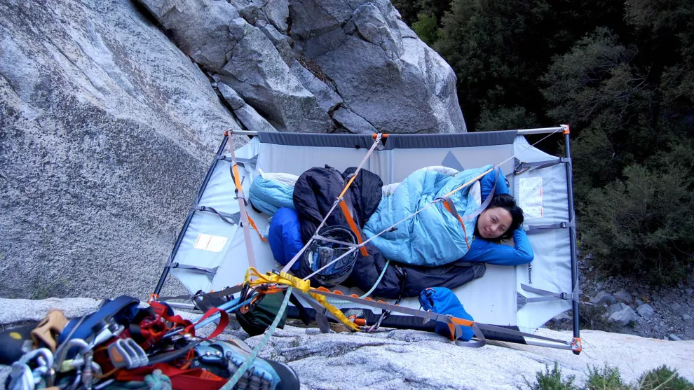 Acampar colgado de una pared vertical es parte de la propuesta del llamado cliff camping