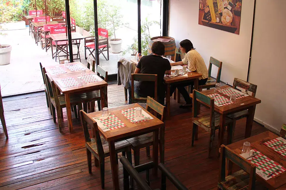 En la planta alta, hay un restaurante. Podés aprovechar los días de sol y comer algo rico en la terraza