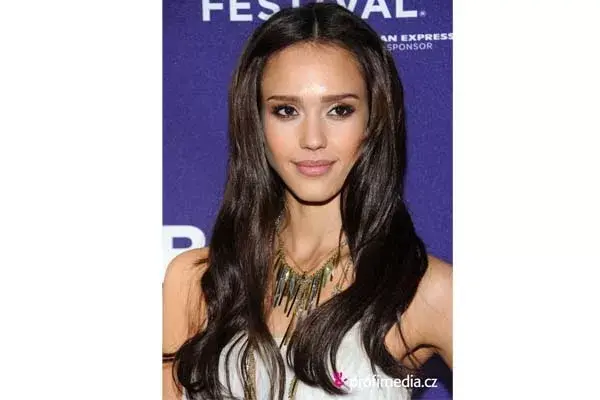 Acá la vemos con el mismo color ¡pero el pelo mucho más largo! ¿Te gusta?