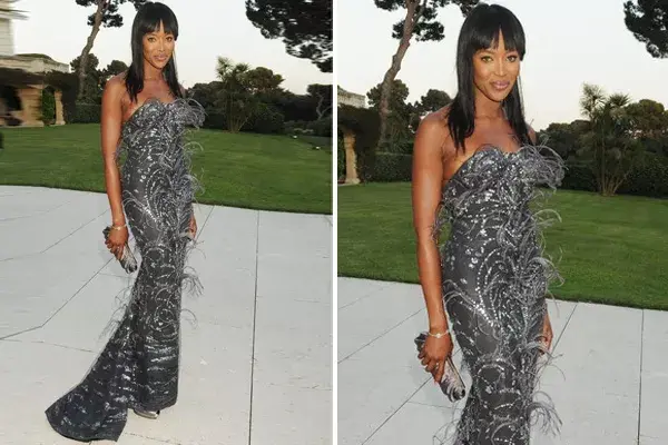 Naomí Campbell con un vestido en color gris plata con bordados, apliques y plumas