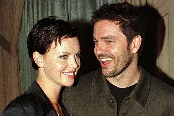 1998. Morocha y con el pelo súper corto, un look que resalta sus facciones. En la foto, junto a su novio de esa época, Stephen Jenkins