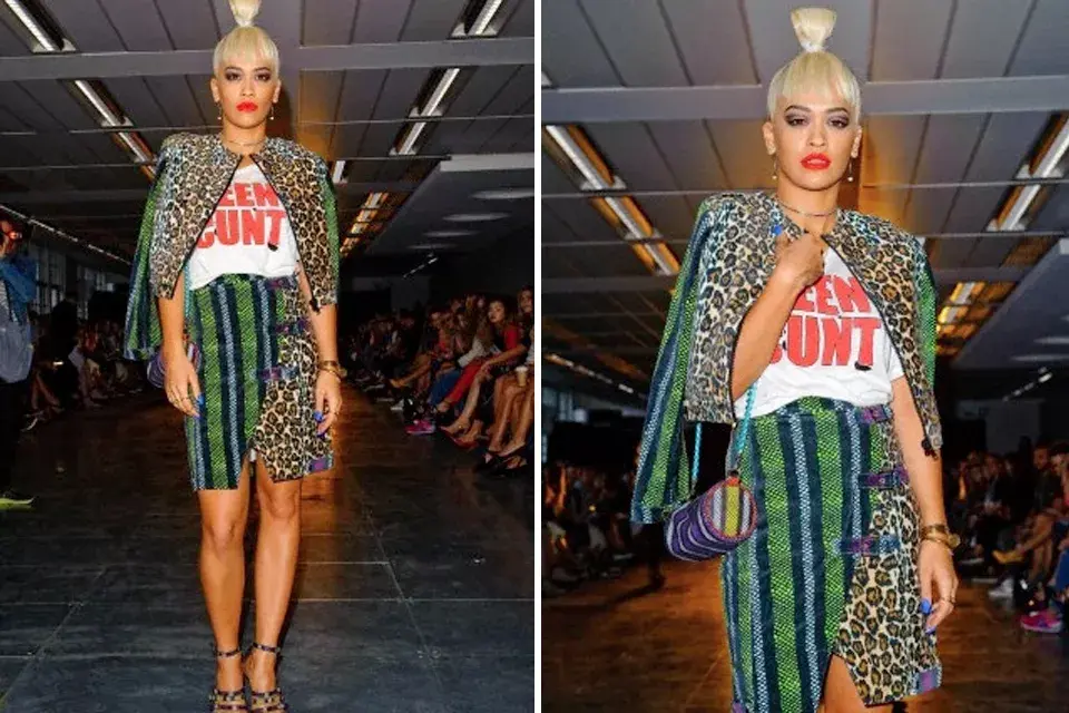 Rita Ora con un look muy polémico. La cantante eligió un conjunto de chaqueta y falda con un mix de rayas y animal print ¡Ni hablar del peinado que eligió para el evento!