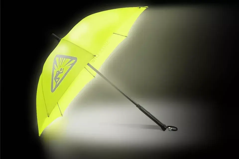 Este paraguas se ilumina en la oscuridad, ideal para ver bien por dónde caminamos cuando el cielo se oscurece