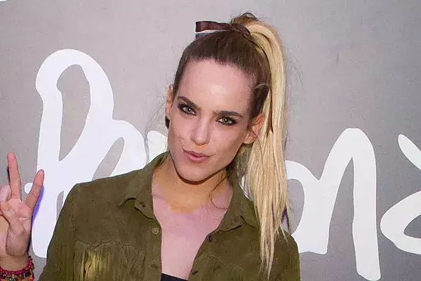 ¿Te gusta usarlo con una colita bien alta y moño? La modelo Emilia Claudeville eligió este look