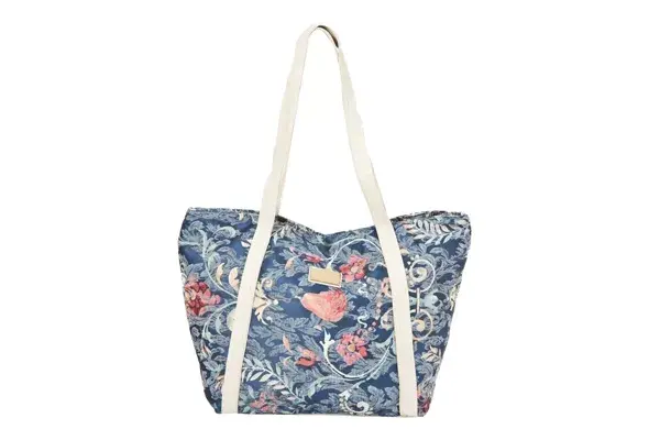 Este bolso de estilo tapicero es un clásico que podés usar siempre (Sweet, $355)