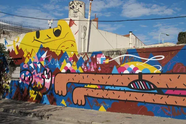 Chu es diseñador gráfico y comenzó con los grafitis en los 90