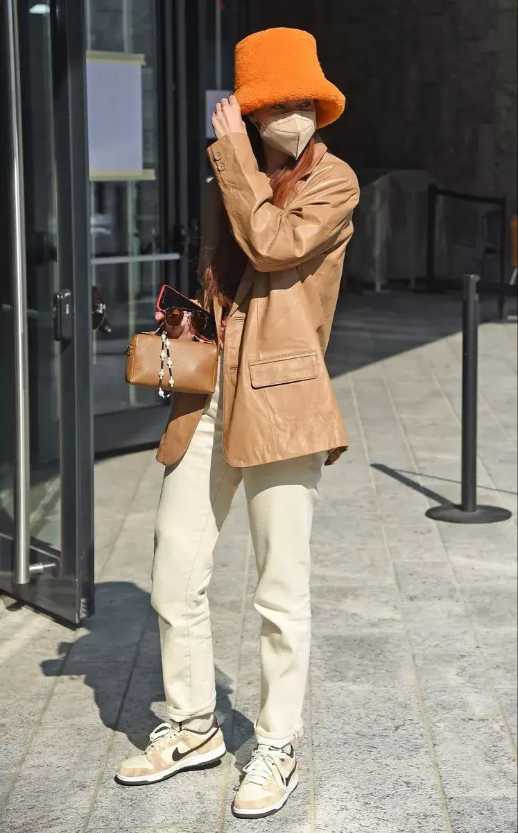 Un piluso de color fuerte en un look neutro.