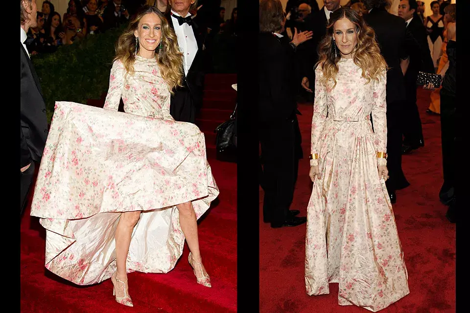 No entendemos qué le está pasando últimamente a Sarah Jessica Parker; el vestido de tafeta con estapado de flores de Valentino, una nueva pifiada