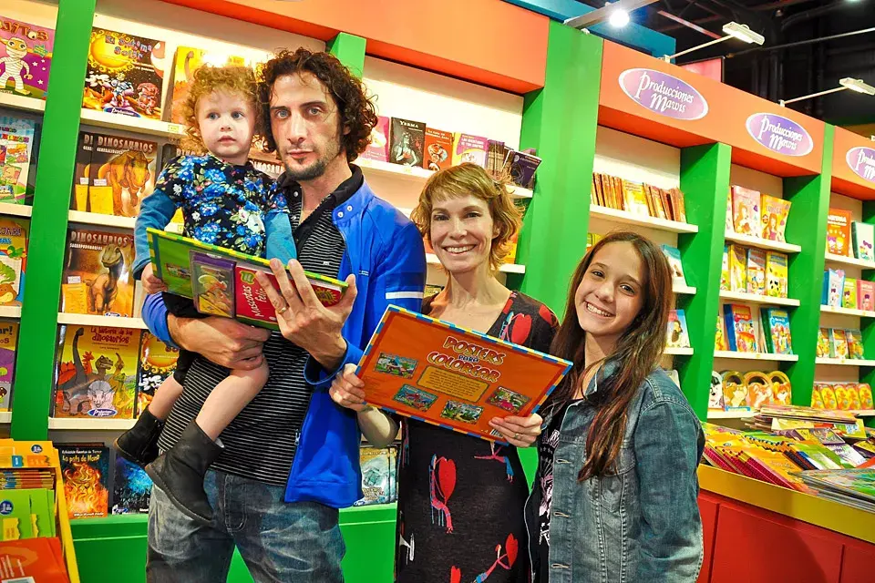 En familia: Luciano Cáceres y Gloria Carrá estuvieron en la Feria del Libro con sus hijas; Gloria aprovechó para estrenar un vestido de la última colección de Basilotta