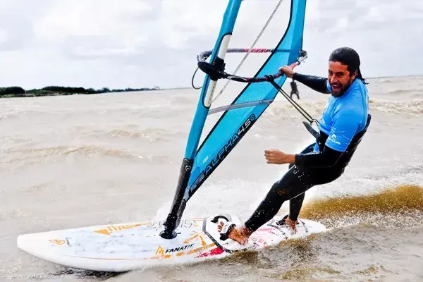 El Windsurf genera una mezcla de todas las sensaciones juntas: relajación, tranquilidad, adrenalina y velocidad