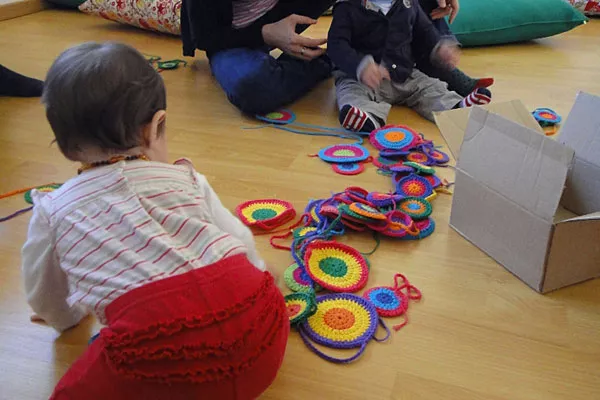 Juegos con objetos en crochet, bien coloridos
