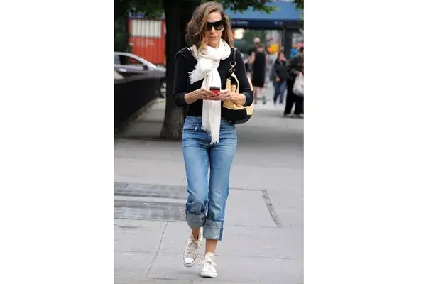 Sarah Jessica Parker las lleva con boyfriend jeans, sweater negro y bufanda