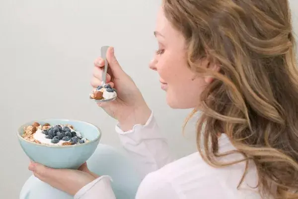 Se recomienda consumir alimentos ricos en proteínas