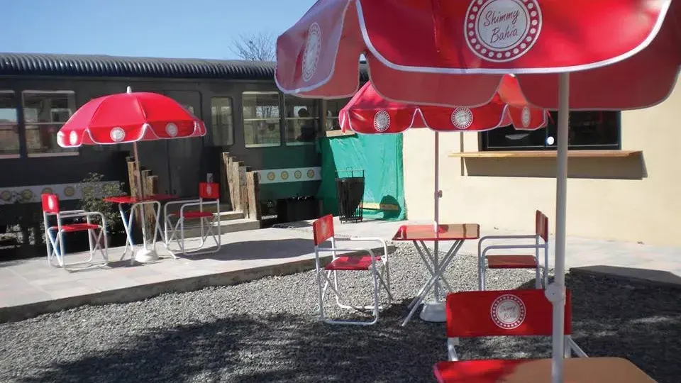 En un tren antiguo se esconde un diner norteamericano: la propuesta de Shimmy Bahía hace viajar sin valijas