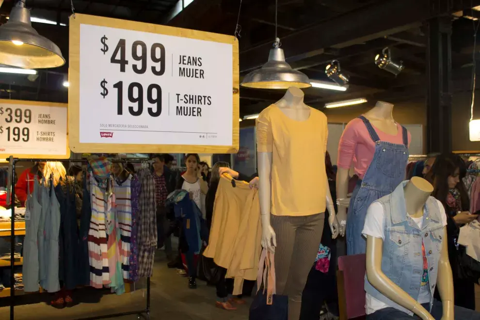 El jean sigue vigente, sumalo a un jardinero para hacerlo más trendy.