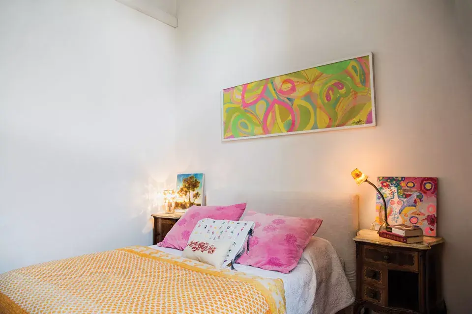 Ropa de cama (La Serine), acolchado amarillo que compró en Uruguay y almohadones de terciopelo teñidos a mano: “Me gusta comprar las telas, diseñarlos y mandarlos a hacer”.